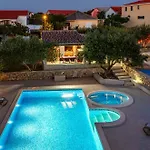 Villa Zlatni Dvori *