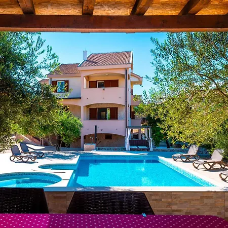 Zlatni Dvori Ražanac