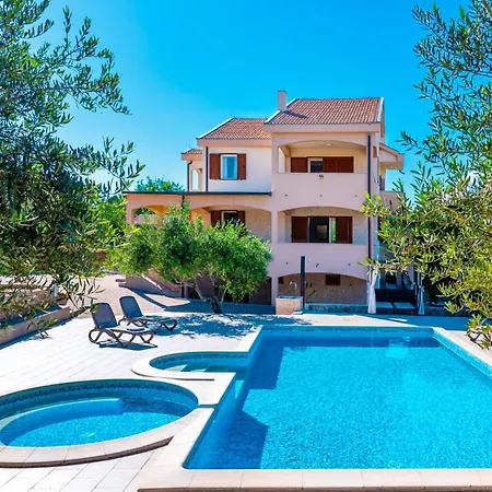 Villa Zlatni Dvori Ražanac