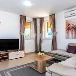 Zlatni Dvori Villa
