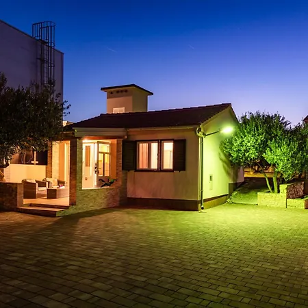 Вилла Zlatni Dvori Ражанац