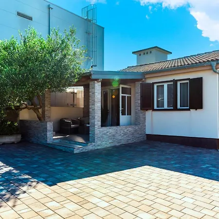 Zlatni Dvori Ражанац