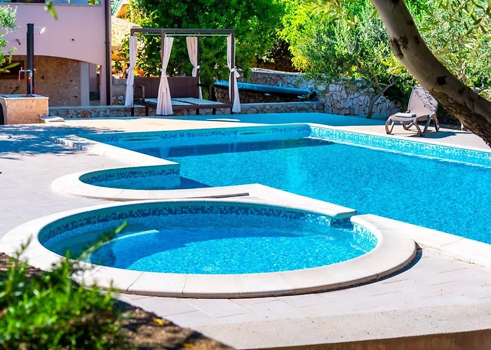 Zlatni Dvori Ражанац