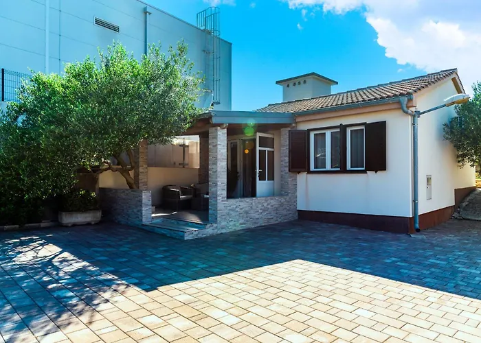 Zlatni Dvori Ражанац