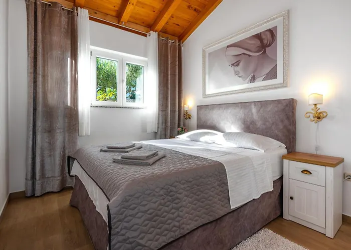 Zlatni Dvori * Ражанац