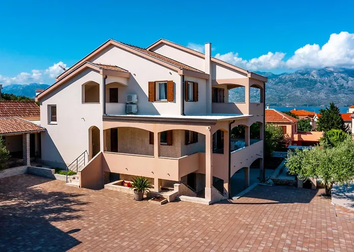 Zlatni Dvori * Ражанац